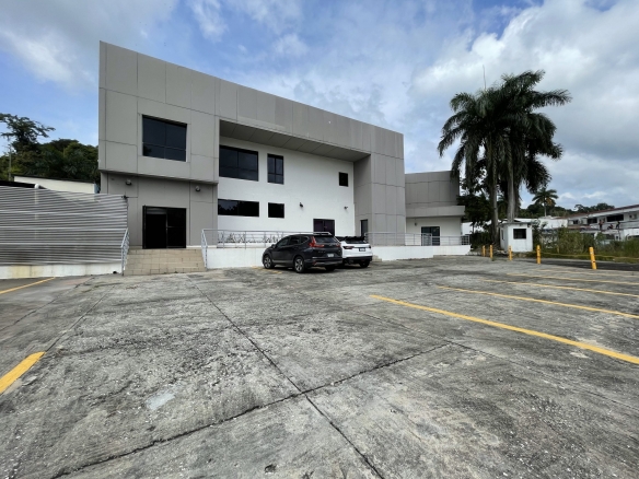 Propiedad comercial privilegiada en zona de alto crecimiento